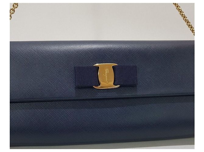 Salvatore Ferragamo Borsa a tracolla con catena Clutch in Navy Blu - vista 3