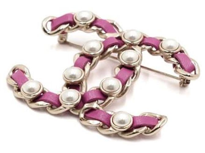Chanel Spilla CC da donna con cinturino in pelle rosa decorata con perle - vista 2