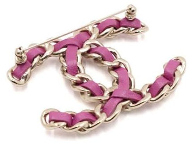Chanel Spilla CC da donna con cinturino in pelle rosa decorata con perle - vista 3