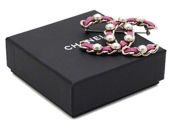 Chanel Spilla CC da donna con cinturino in pelle rosa decorata con perle - vista 5