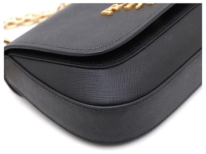 Prada Borsa a tracolla e borsa crossbody in Saffiano con logo dorato Nero - vista 4