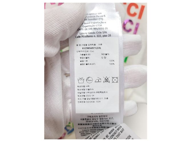 Gucci Weißes Baumwoll-T-Shirt mit besticktem Logo-Detail - Ansicht 5