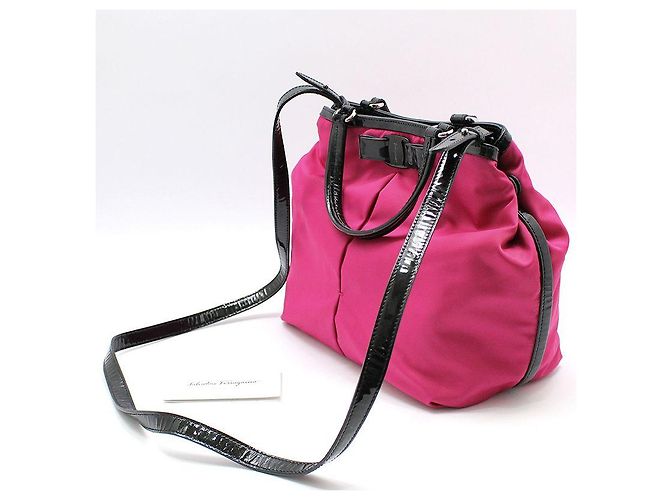 Salvatore Ferragamo Borsa a tracolla e a spalla in tessuto rosa acceso e vernice nera Vara Nero - vista 2