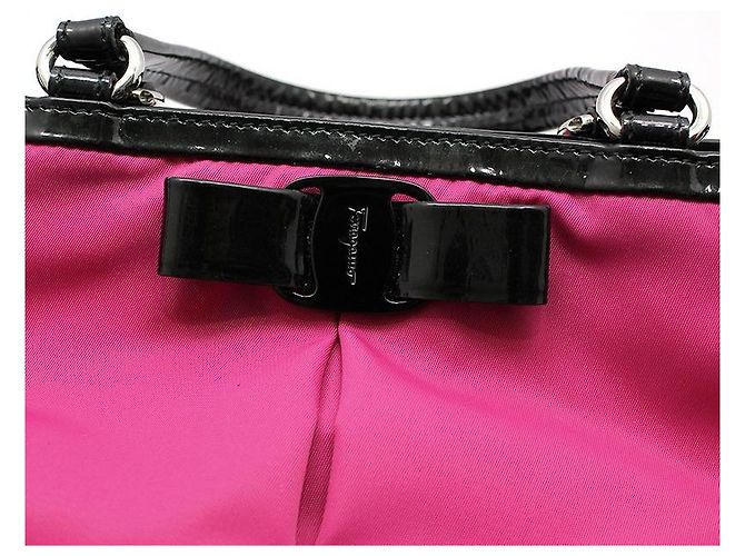 Salvatore Ferragamo Borsa a tracolla e a spalla in tessuto rosa acceso e vernice nera Vara Nero - vista 9