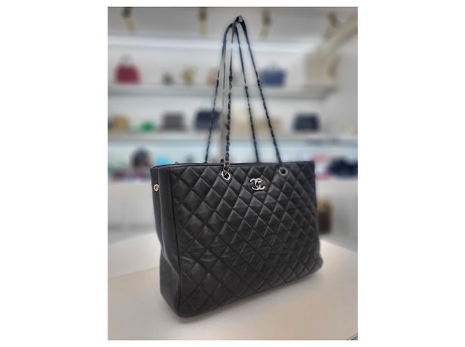 Chanel Borsa shopper a tracolla della serie Timeless in pelle di agnello con catena argentata Nero - vista 10