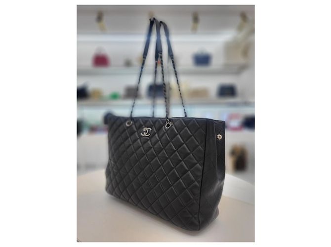 Chanel Borsa shopper a tracolla della serie Timeless in pelle di agnello con catena argentata Nero - vista 11