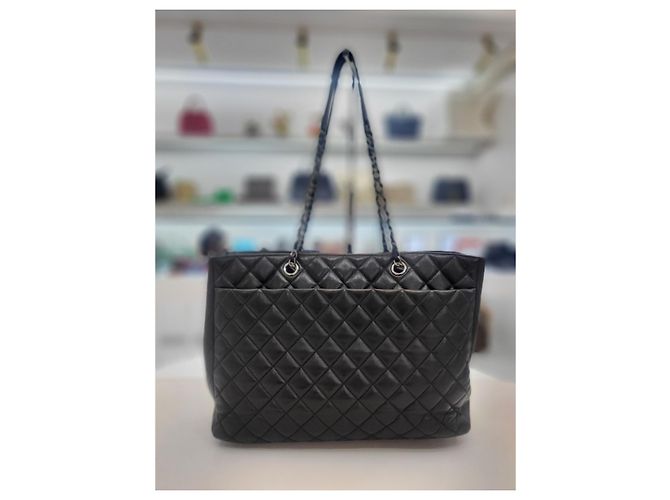 Chanel Borsa shopper a tracolla della serie Timeless in pelle di agnello con catena argentata Nero - vista 12