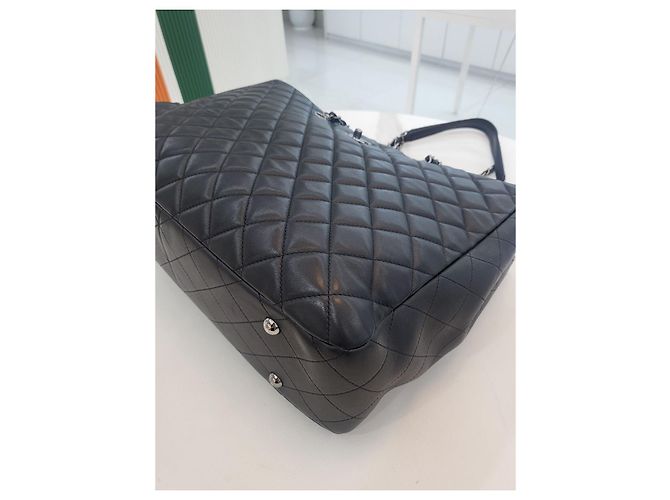 Chanel Borsa shopper a tracolla della serie Timeless in pelle di agnello con catena argentata Nero - vista 15