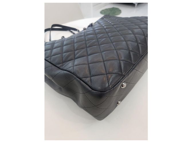 Chanel Borsa shopper a tracolla della serie Timeless in pelle di agnello con catena argentata Nero - vista 16