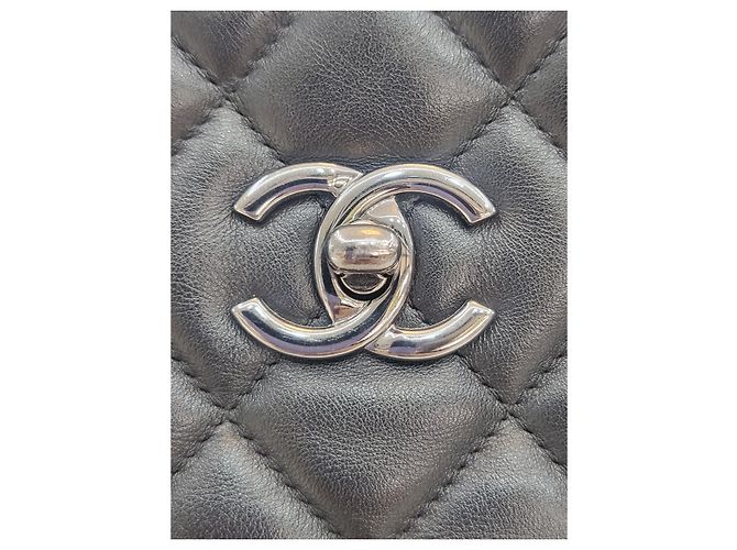 Chanel Borsa shopper a tracolla della serie Timeless in pelle di agnello con catena argentata Nero - vista 18