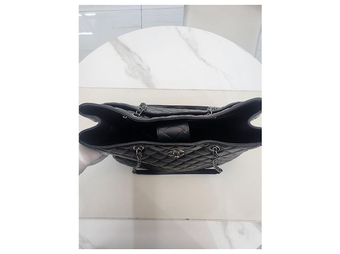 Chanel Borsa shopper a tracolla della serie Timeless in pelle di agnello con catena argentata Nero - vista 9