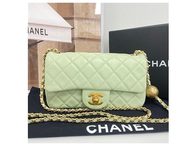 Chanel Mini bolsa transversal Classic Golden Ball em pele de cordeiro Verde - vista 2
