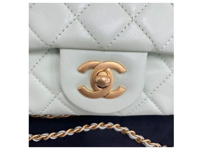 Chanel Mini bolsa transversal Classic Golden Ball em pele de cordeiro Verde - vista 3