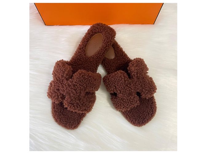 Hermès Sandali Oran in shearling Gold Rosso - vista 3