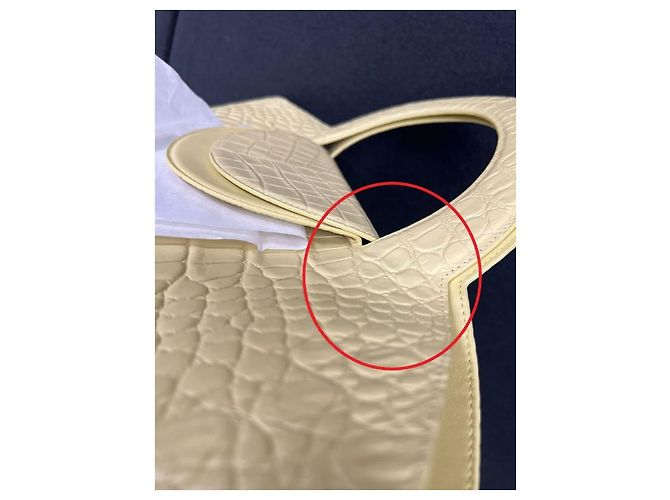 Bottega Veneta Borsa Tote Doll Medium in pelle goffrata Vanilla D'oro - vista 3
