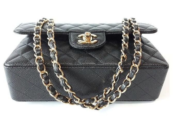 Chanel Piccola borsa a tracolla Classic in caviar nero con catena e finiture dorate - vista 3