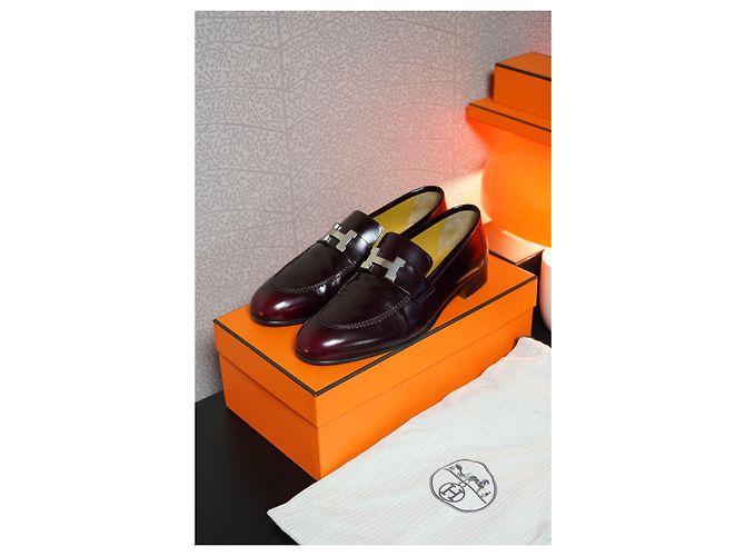 Hermès Mocasín Paris con hebilla plateada burdeos Roja - vista 2