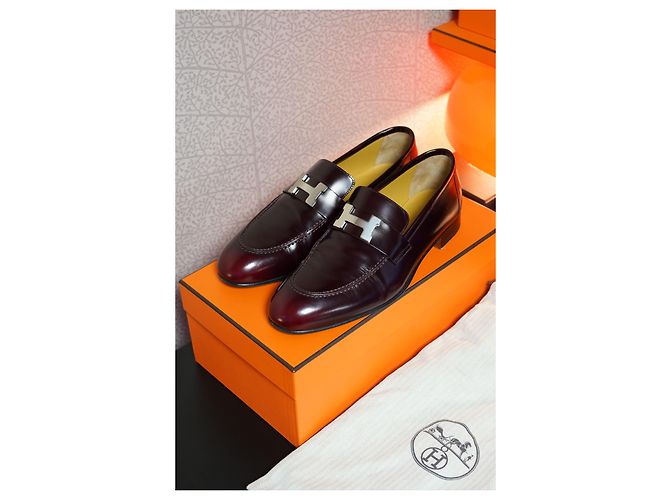 Hermès Mocasín Paris con hebilla plateada burdeos Roja - vista 3