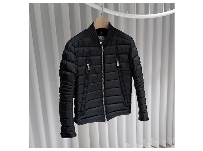 Moncler Amiot Short Down Jacket Black - view 3