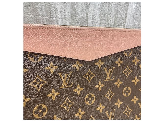 Louis Vuitton Clutch Monogram Daily Rosa - vista 3