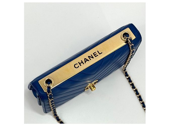 Chanel Borsa a tracolla CC Lambskin WOC con motivo Chevron e catena Blu - vista 10