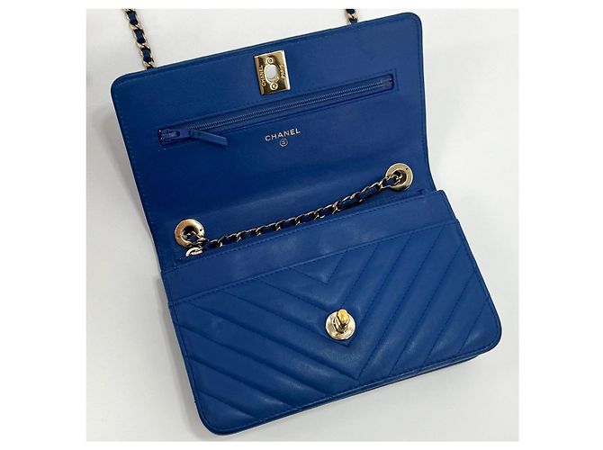 Chanel Borsa a tracolla CC Lambskin WOC con motivo Chevron e catena Blu - vista 11