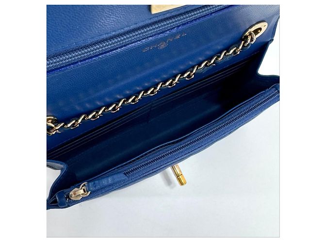 Chanel Borsa a tracolla CC Lambskin WOC con motivo Chevron e catena Blu - vista 12