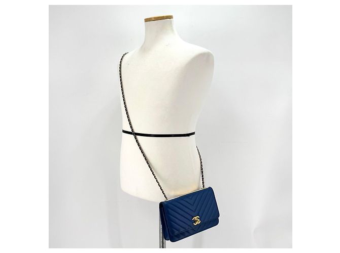 Chanel Borsa a tracolla CC Lambskin WOC con motivo Chevron e catena Blu - vista 3