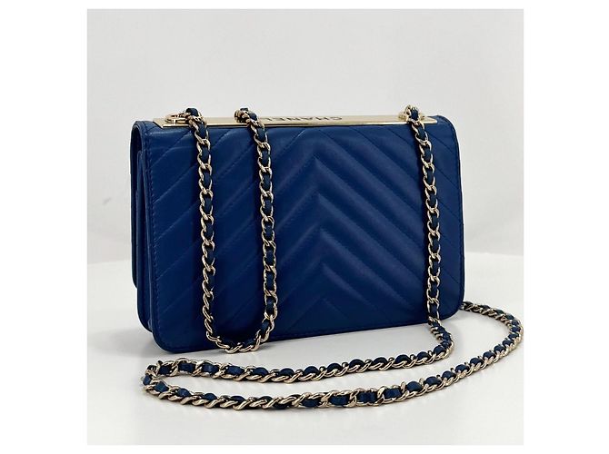 Chanel Borsa a tracolla CC Lambskin WOC con motivo Chevron e catena Blu - vista 5