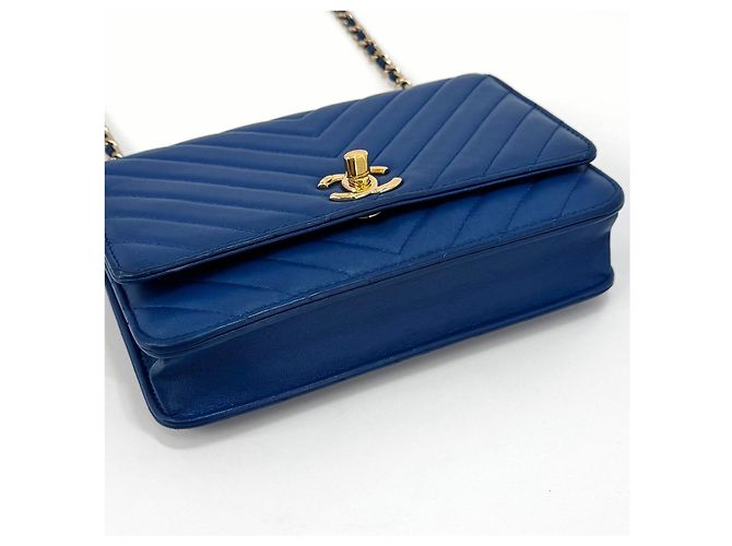 Chanel Borsa a tracolla CC Lambskin WOC con motivo Chevron e catena Blu - vista 8