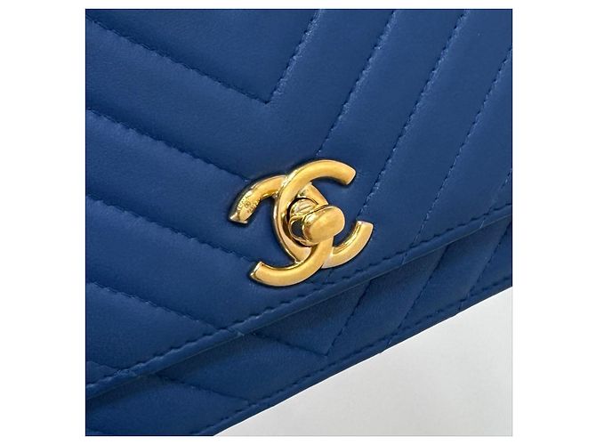 Chanel Borsa a tracolla CC Lambskin WOC con motivo Chevron e catena Blu - vista 9
