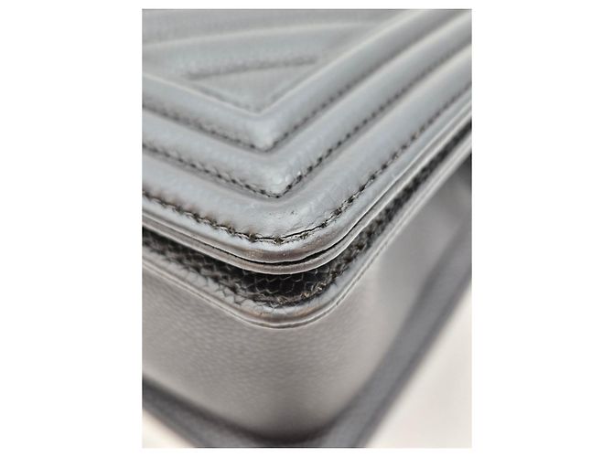 Chanel Borsa Boy Medium Caviar Chevron Black Series Nero - vista 13