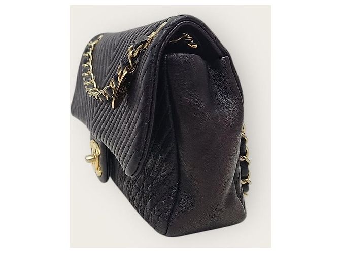 Chanel Borsa a tracolla con patta a catena con medaglia in pelle di vitello chevron nera e oro Serie Medium Nero - vista 2