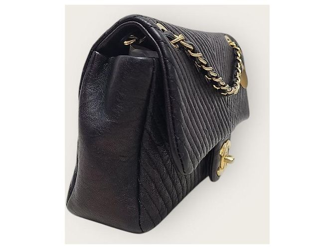 Chanel Borsa a tracolla con patta a catena con medaglia in pelle di vitello chevron nera e oro Serie Medium Nero - vista 3