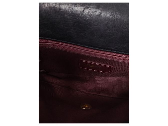 Chanel Borsa a tracolla con patta a catena con medaglia in pelle di vitello chevron nera e oro Serie Medium Nero - vista 4