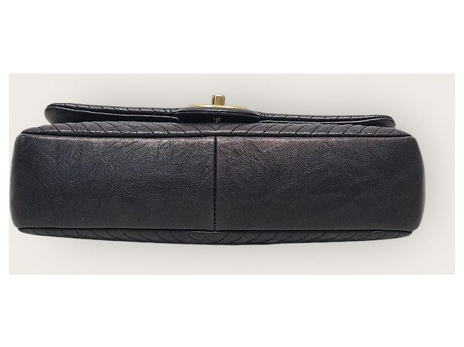 Chanel Borsa a tracolla con patta a catena con medaglia in pelle di vitello chevron nera e oro Serie Medium Nero - vista 6
