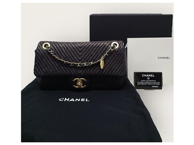 Chanel Borsa a tracolla con patta a catena con medaglia in pelle di vitello chevron nera e oro Serie Medium Nero - vista 7