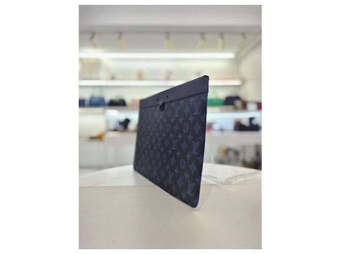 Louis Vuitton Pochette Discovery GM Clutch Blu - vista 3