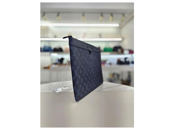 Louis Vuitton Pochette Discovery GM Clutch Blu - vista 4