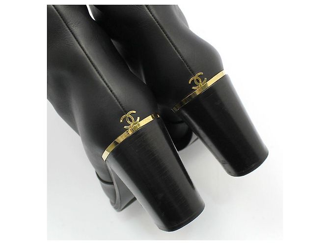 Chanel Mid Boots aus schwarzem Leder mit goldfarbenem CC-Logo - Ansicht 12