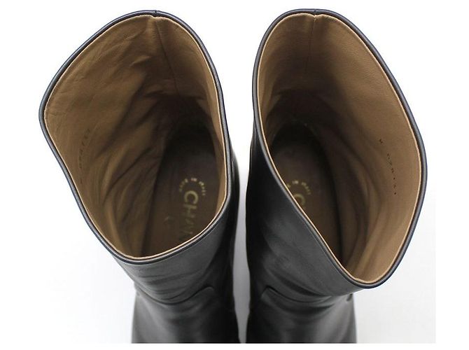 Chanel Mid Boots aus schwarzem Leder mit goldfarbenem CC-Logo - Ansicht 13
