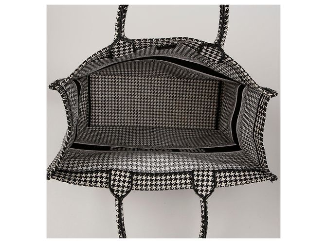Dior Große Book Tote Bag mit schwarz-weißem Hahnentritt-Stickmuster - Ansicht 8