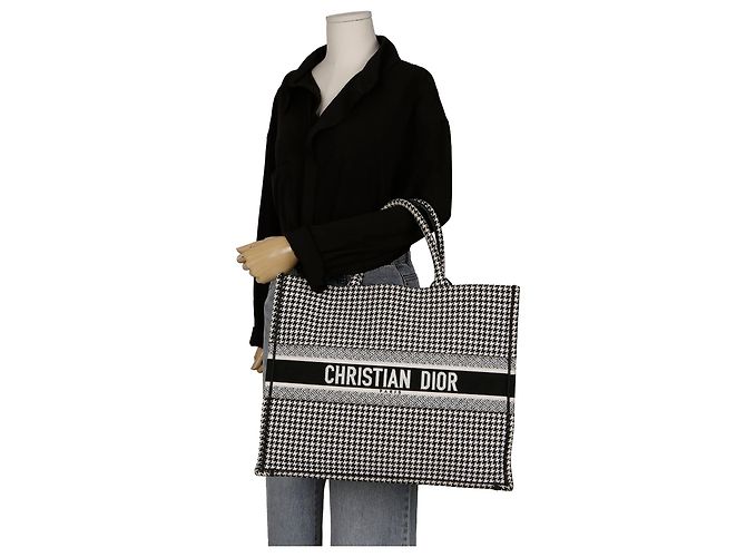 Dior Große Book Tote Bag mit schwarz-weißem Hahnentritt-Stickmuster - Ansicht 9