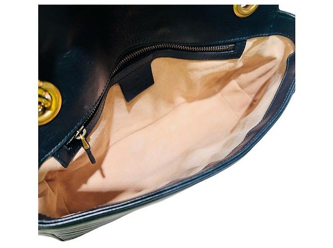 Gucci Borsa a tracolla GG Marmont piccola in pelle nera trapuntata con catena dorata - vista 3