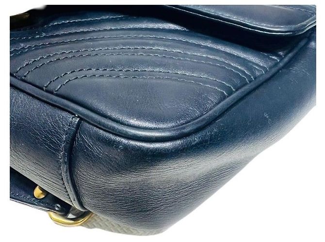 Gucci Borsa a tracolla GG Marmont piccola in pelle nera trapuntata con catena dorata - vista 5