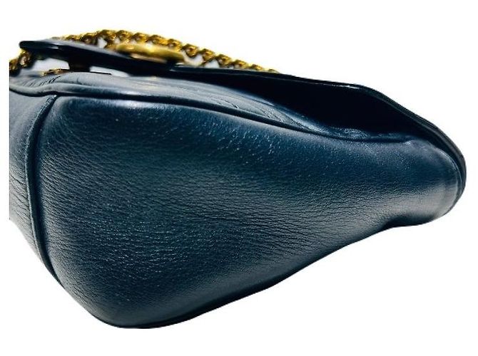 Gucci Borsa a tracolla GG Marmont piccola in pelle nera trapuntata con catena dorata - vista 6