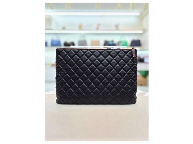 Chanel Clutch in agnello nero con patta argentata - vista 14
