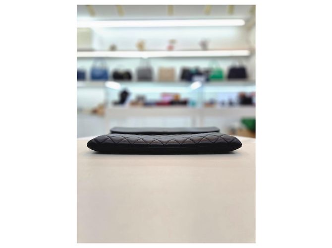 Chanel Clutch in agnello nero con patta argentata - vista 15