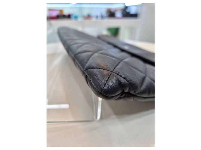 Chanel Clutch in agnello nero con patta argentata - vista 16
