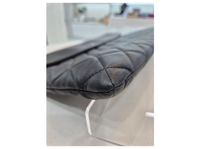 Chanel Clutch in agnello nero con patta argentata - vista 17